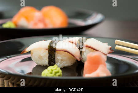 Dans Sushi sushi bar. Le tableau et la ration sushi Banque D'Images