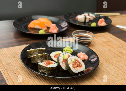 Dans Sushi sushi bar. Le tableau et la ration sushi Banque D'Images