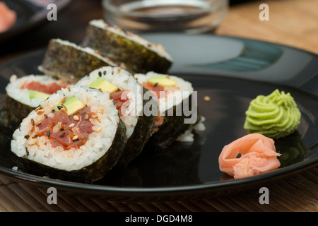 Dans Sushi sushi bar. Le tableau et la ration sushi Banque D'Images