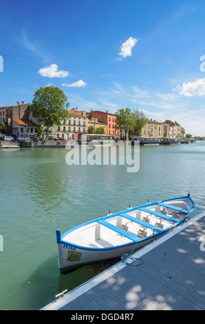 Un petit bateau amarré sur le fleuve Hérault, dans la ville de Agde, Hérault, Languedoc-Roussillon, France Banque D'Images