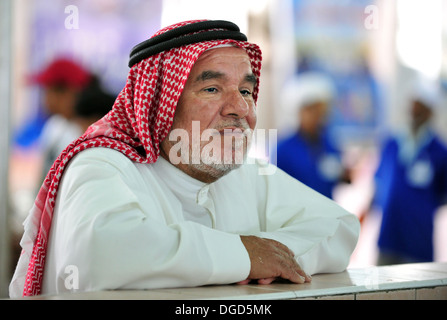 L'homme arabe avec barbe, vêtu du costume traditionnel Keffieh rouge, Arabe, et headress, dishdash blanc dishdasha, Thobes, Kandura Suriyah, Banque D'Images