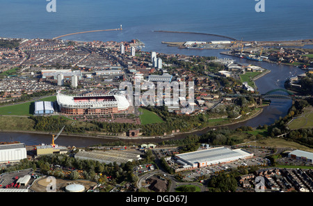 Vue aérienne de la rivière à Sunderland d'usure dont le port et stade de la lumière Banque D'Images