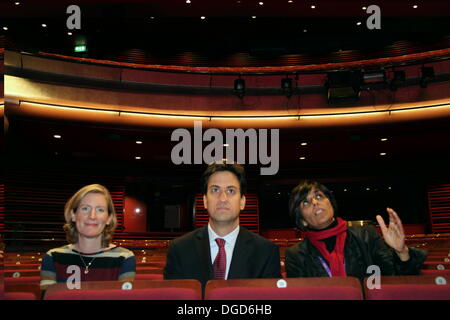 Ed Miliband se réunit (L), l'artiste Esther Richardson et directeur de lieu, Kully durng Thiarai sa tournée de distribution, Doncaster, Royaume-Uni Banque D'Images