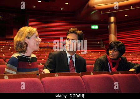 Ed Miliband se réunit (L), l'artiste Esther Richardson et directeur de lieu, Kully durng Thiarai sa tournée de distribution, Doncaster, Royaume-Uni Banque D'Images