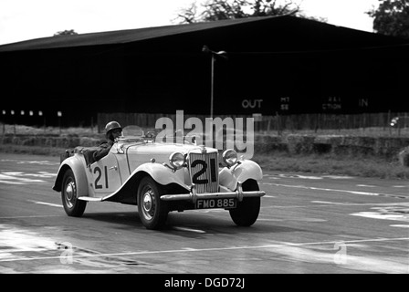 Une MG TC en compétition dans l'International Trophy à Silverstone, Angleterre 1950. Banque D'Images