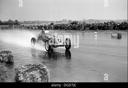 Bob Gerard conduisant une époque par la pluie dans l'International Trophy à Silverstone, Angleterre 1950. Banque D'Images