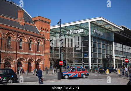 L'Angleterre, Londres, taxis devant l'entrée de la gare de St Pancras. Banque D'Images