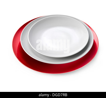 Les plaques blanches sur un plateau rouge isolé sur fond blanc.clipping path Banque D'Images