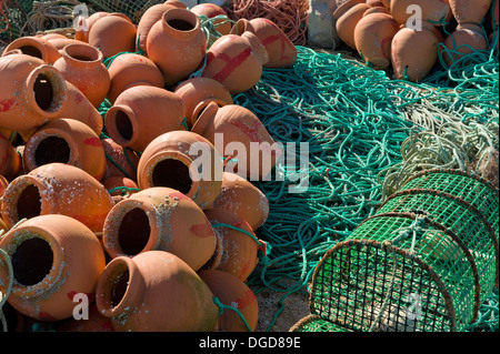 Le Portugal, l'ouest de l'Algarve, Lagos, du crabe et du homard et les filets de pêche sur le quai du port Banque D'Images