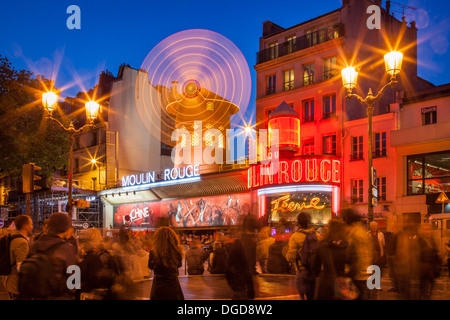 Les touristes au-dessous du Moulin Rouge (1889), célèbre cabaret de Montmartre, Paris, France Banque D'Images