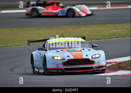 Shinozuka, Japon FUJI International Speedway. 18 Oct, 2013. 6 heures d'endurance FIA WEC endurance, la pratique. # 97 ASTON MARTIN RACING (GBR) ASTON MARTIN VANTAGE V8 STEFAN MUCKE (DEU) DARREN TURNER (GRB) FRÉDÉRIC MAKOWIECKI (FRA) : Action de Crédit Plus Sport/Alamy Live News Banque D'Images