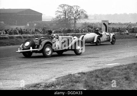 Phillips en MG TD II laisse par Peacock dans la région de Frazer Nash Le Mans Replica International Trophy, Silverstone, Angleterre, 5 mai 1951. Banque D'Images