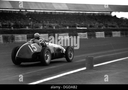 Alberto Ascari qui gagne dans une Ferrari 500 œuvres à Stowe Corner - Grand Prix de Grande-Bretagne, le 19 juillet, Silverstone, Angleterre 1952. Banque D'Images