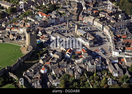 Vue aérienne de la ville de Richmond dans le Yorkshire du Nord, y compris la place du marché et le Château Banque D'Images
