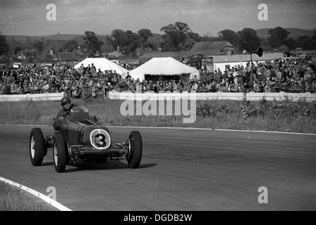 Bob Gerard dans une ère - connu sous le nom de "Bob" à l'égard de son être beaucoup plus vieux que ses rivaux.Goodwood Lundi de Pentecôte, 10 mai 1952. Banque D'Images