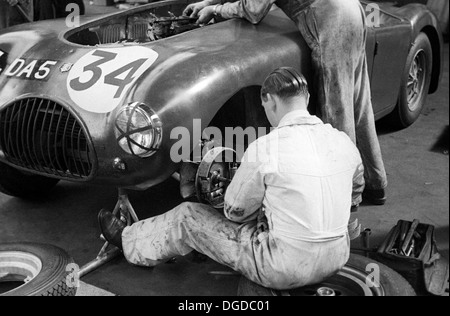 Kieft-Bristol entraînée par Ian Burgess/Austen Infirmière en préparation dans un garage pour la Dundrod Belfast, Irlande du Nord TT,1953. Banque D'Images