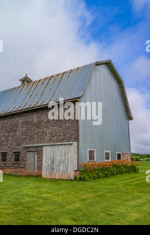 Old weathered shake shingle verso grange avec toit de métal rouillé Prince Edward Island, une des provinces maritimes au Canada. Banque D'Images