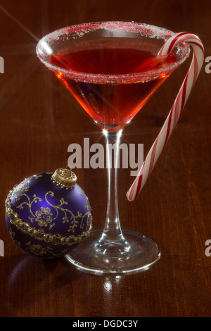 Maison de vacances martini servi sur un fond sombre avec une canne à sucre garnir, tourné avec un filtre star Banque D'Images