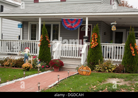 Halloween et Thanksgiving décoration lors d'une nouvelle Angleterre accueil dans un quartier ouvrier dans la région de North Adams, Massachusetts. Banque D'Images