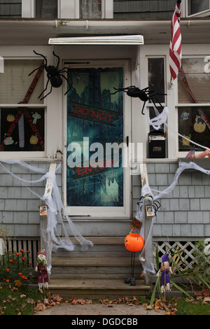 Décorations d'Halloween sur la porte de la Nouvelle Angleterre accueil dans un quartier ouvrier dans la région de North Adams, Massachusetts. Banque D'Images