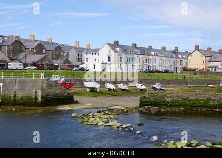 Des bateaux à voile à marée basse à mud d'amarrage dans le port intérieur, Aberystwyth, Pays de Galles, Royaume-Uni. Banque D'Images