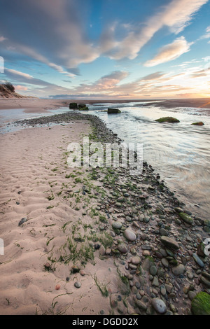 Plage à Lunan Lunan Bay dans la région de Angus, Scotland. Banque D'Images