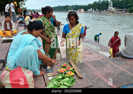 Pèlerins hindous se sont réunis sur les rives de fleuve Ganges, Rishikesh, Inde Banque D'Images