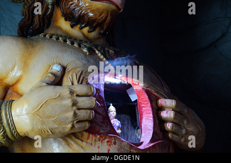 Statue de Seigneur Hanuman montrant Dieu Shiva et la Déesse Parvati dans son coeur pendant la soirée Aarti Cérémonie, Rishikesh, Inde Banque D'Images