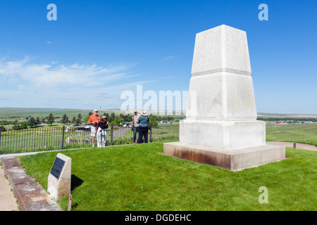 Les touristes à l'US Army Memorial 7e Cavalerie sur Last Stand Hill, Little Bighorn Battlefield National Monument, Montana, USA Banque D'Images