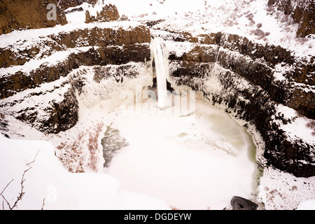 L'eau d'une autre encore s'écoule dans le froid de l'hiver à Palouse Falls Banque D'Images