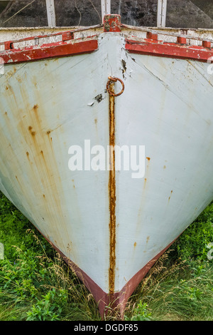 Coque de bateau de pêche en bois ancien, du point de vue de l'avant, dans un état de délabrement on Prince Edward Island, Canada. Banque D'Images