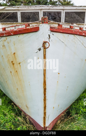 Coque de bateau de pêche en bois ancien, du point de vue de l'avant, dans un état de délabrement on Prince Edward Island, Canada. Banque D'Images