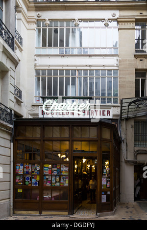 Le célèbre restaurant Bouillon Chartier, Paris, France Banque D'Images