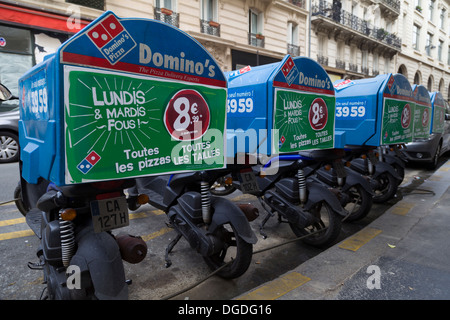 Domino's Pizza scooters stationnés à Paris, France Banque D'Images