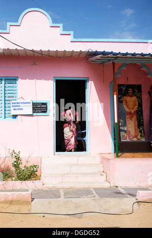 Les femmes de l'Inde rurale en zone d'attente en pédiatrie à Sri Sathya Sai Baba mobiles de proximité hôpital clinique. L'Andhra Pradesh, Inde Banque D'Images