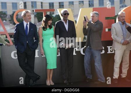 Las Vegas, NV, USA. 18 Oct, 2013. Kevin Kline, Mary Steenburgen, Morgan Freeman, Robert De Niro, Michael Douglas à la conférence de presse pour LAST VEGAS Cast reçoit la clé de Las Vegas, Les fontaines du Bellagio, Las Vegas, NV le 18 octobre 2013. Credit : James Atoa/Everett Collection/Alamy Live News Banque D'Images