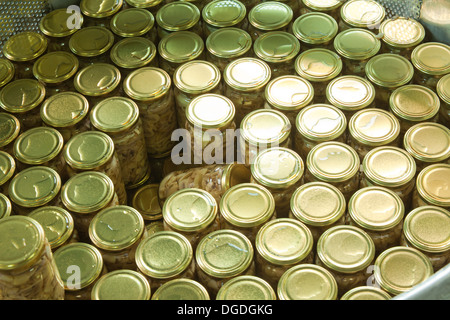 Pots de verre dans la machine de pasteurisation Banque D'Images