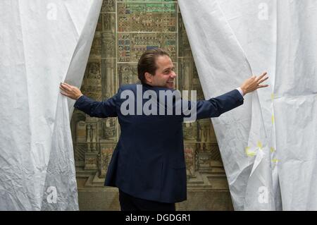 Francfort-sur-Main, Allemagne. 17 Oct, 2013. Directeur Staedel Max Hollein repousse les rideaux sur le travail toujours voilées de Maximilien I 'ARCH' par Albrecht Duerer au Musée Städel à Francfort-sur-Main, Allemagne, 17 octobre 2013. L'exposition 'uerer' à propos de l'artiste de la Renaissance allemande est ouvert du 22 octobre 2013 jusqu'au 02 février 2014. Photo : Boris Roessler/dpa/Alamy Live News Banque D'Images