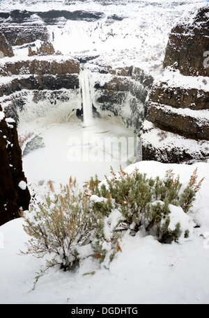 En quelque sorte l'eau coule toujours dans les morts de froid l'hiver à Palouse Falls Banque D'Images