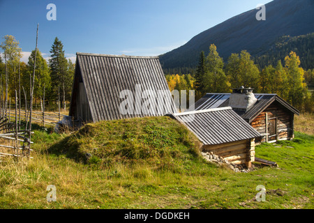 Traditionnel suédois cabanes en bois dans les montagnes Banque D'Images