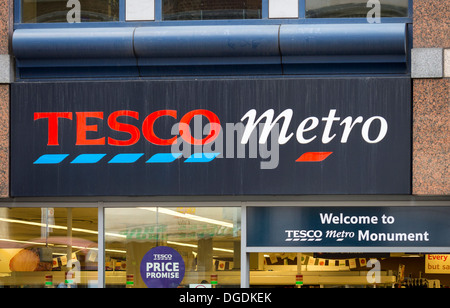 Tesco Metro Sign, Londres, Grande-Bretagne. Banque D'Images