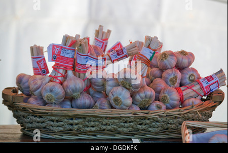 Allium sativum l'ail gousses dans un panier en osier dans un marché français Banque D'Images