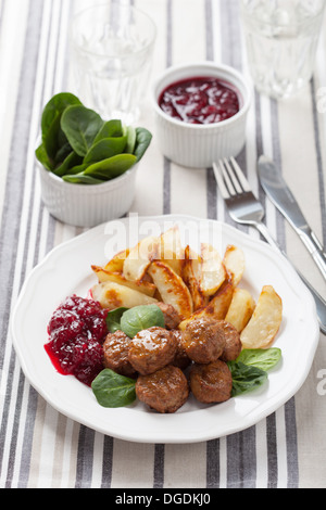 Swedish meatballs avec pommes de terre et la confiture lingon Banque D'Images