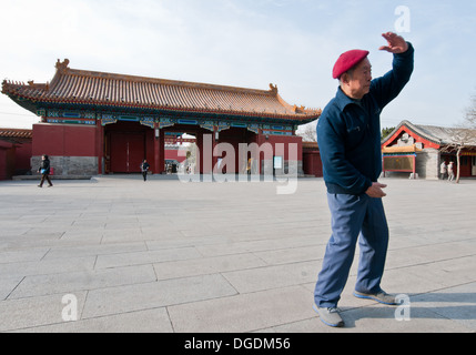 Exercices du matin au parc Jingshan, à Beijing, en Chine. Derrière l'homme : entrée nord du parc Jingshan Banque D'Images