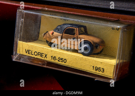 Velorex une petite voiture à trois roues a été fabriquée en Tchécoslovaquie. Conçu comme une voiture spéciale pour les handicapés. Modèle jouet Banque D'Images