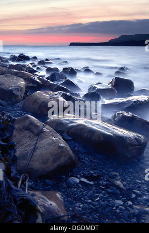 La dernière lueur de la lumière sur la baie de Kimmeridge, Dorset Banque D'Images