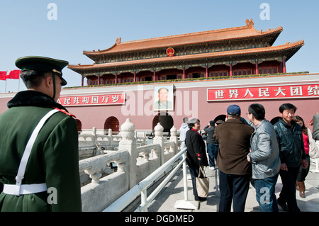 Soldat chinois en face de Tiananmen (Porte de la paix céleste), à Beijing, Chine Banque D'Images