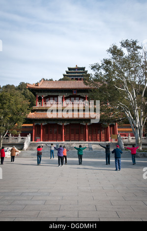 Exercices du matin en face de la tour Qiwang dans Parc Jingshan, Beijing, Chine Banque D'Images