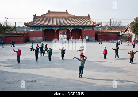 Exercices du matin au parc Jingshan, à Beijing, en Chine. Derrière le groupe : Porte nord de Parc Jingshan Banque D'Images