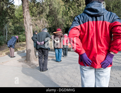 Exercices du matin au parc Jingshan à Beijing, Chine Banque D'Images